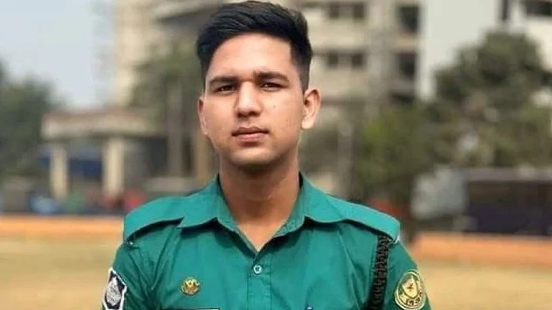 অটোরিকশা উল্টে পুলিশ সদস্যের মৃত্যু