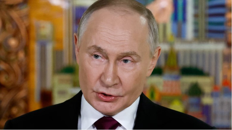 ইউক্রেনের আরও জমি দখলের হুঁশিয়ারি পুতিনের