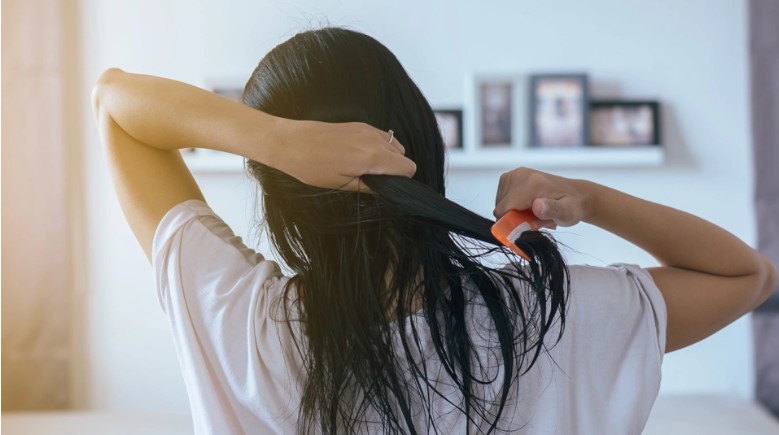 ভেজা চুলে বসে থাকা ক...