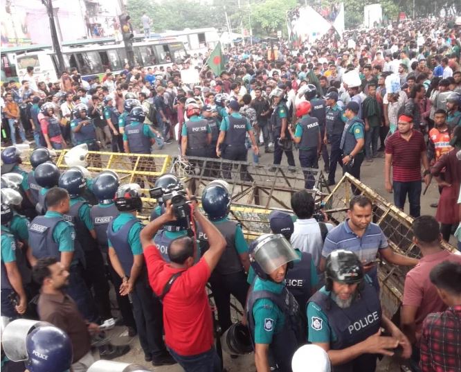 গুলিস্তান জিরো পয়েন্টে পুলিশের বাধার মুখে কোটাবিরোধী শিক্ষার্থীরা, রাষ্ট্রপতির কাছে যাচ্ছেন প্রতিনিধি