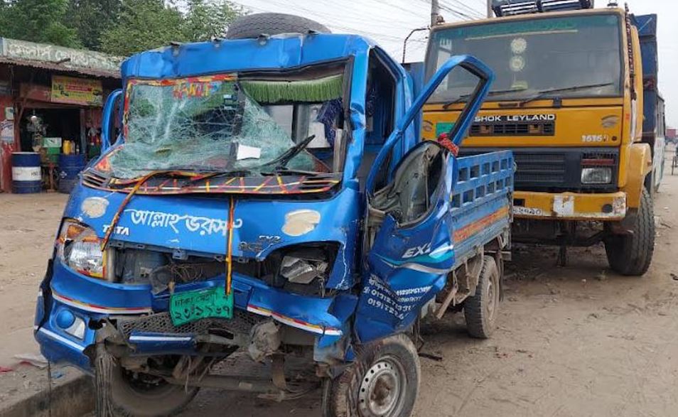 শ্রীপুরে ট্রাকের পেছনে পিকআপের ধাক্কায় নিহত ২