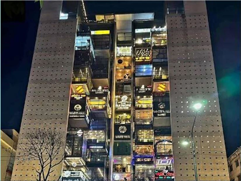 টুইন পিক টাওয়ারের ১২ রেস্তোরাঁ সিলগালা