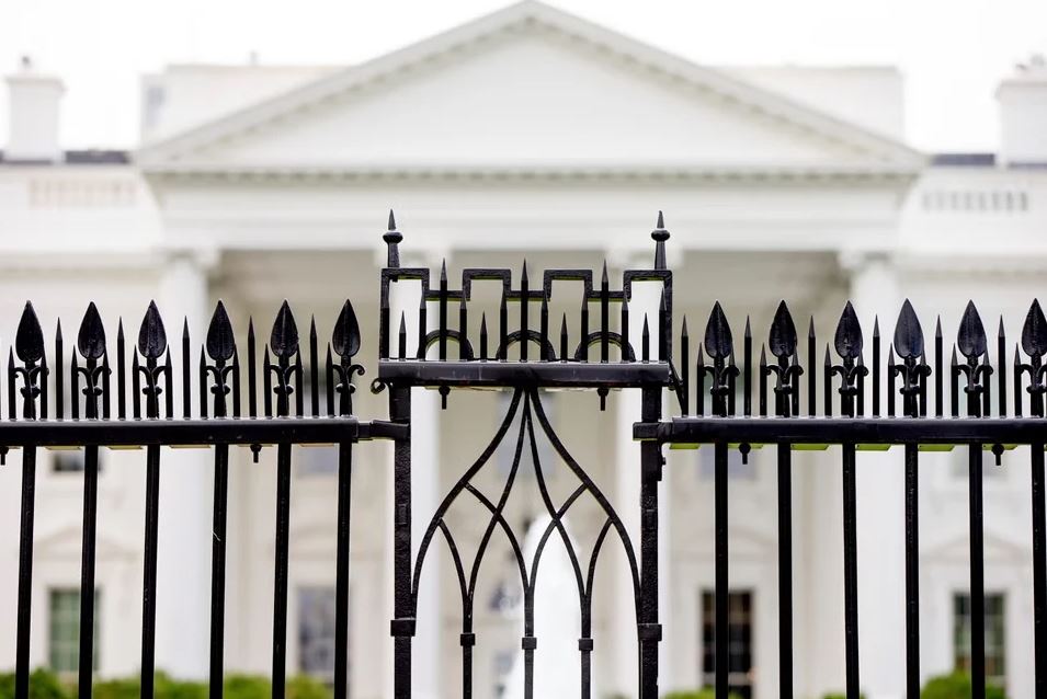 হোয়াইট হাউসের গেটে...