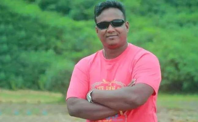 মোবাইল ফোনে কথা বলছি...