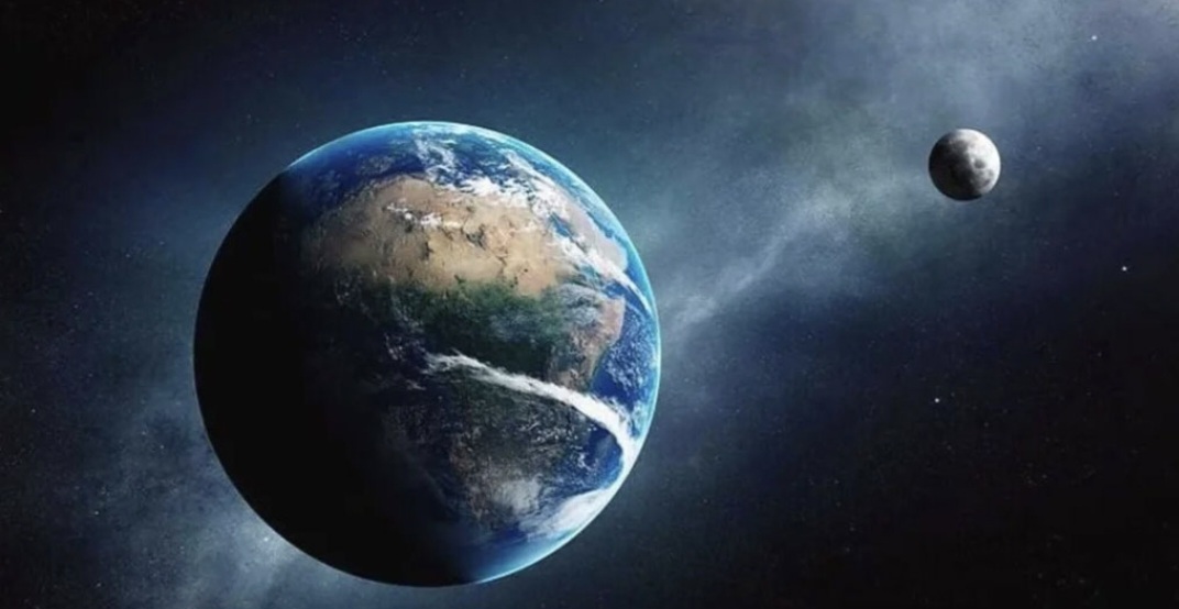 পৃথিবীর আকাশে ২য় চাঁ...